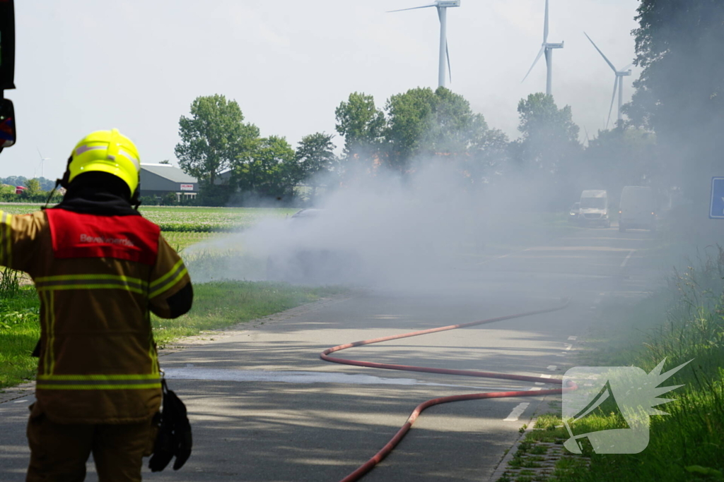 Personenauto vliegt tijdens rijden in brand