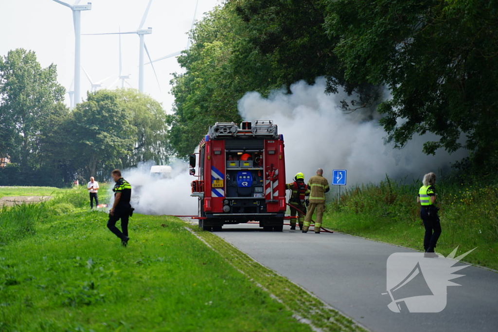 Personenauto vliegt tijdens rijden in brand