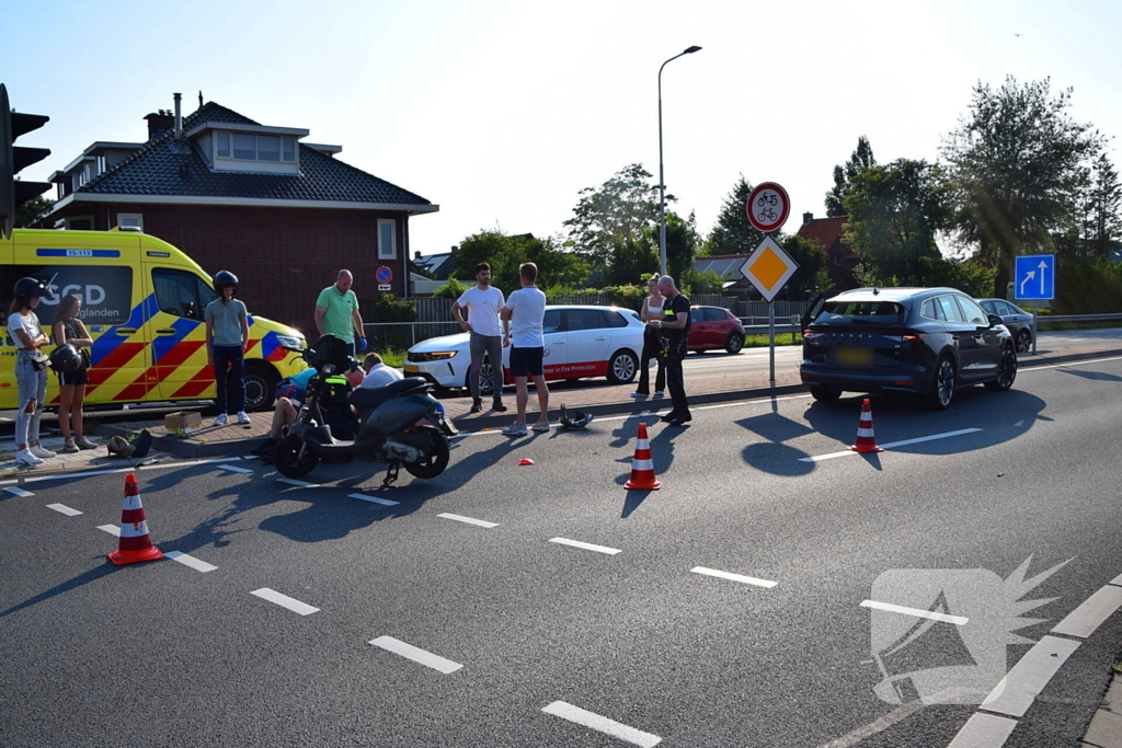 Scooterrijder gewond bij aanrijding met bakwagen