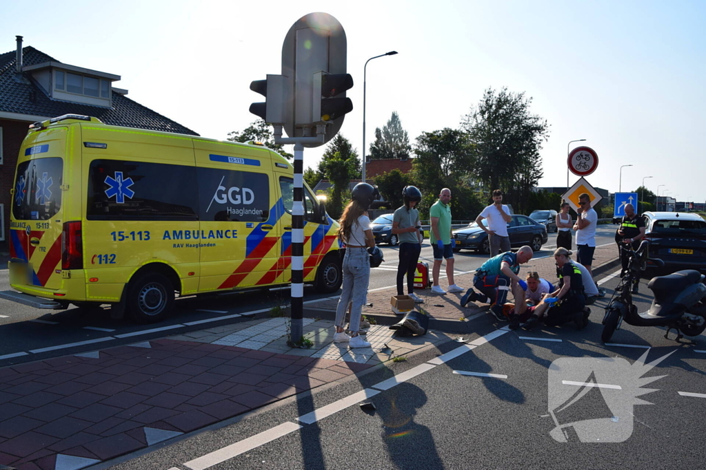 Scooterrijder gewond bij aanrijding met bakwagen