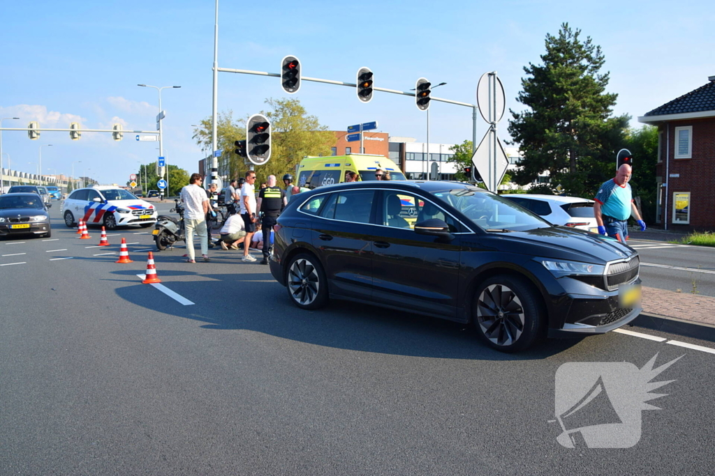 Scooterrijder gewond bij aanrijding met bakwagen