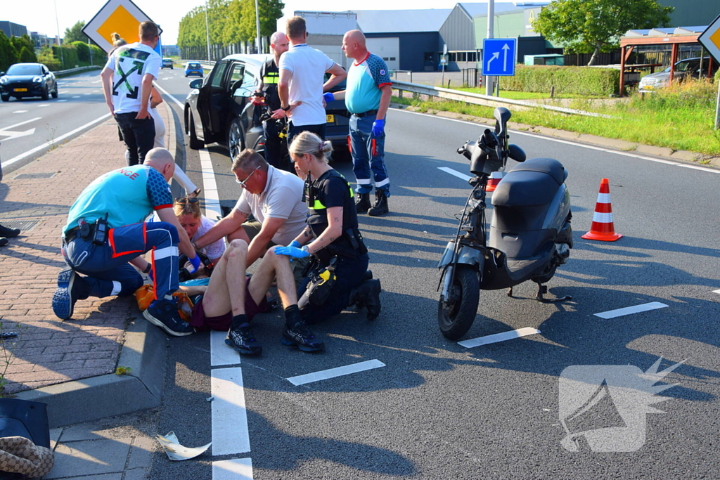 Scooterrijder gewond bij aanrijding met bakwagen