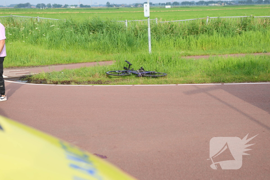 Racefietser en auto betrokken bij aanrijding