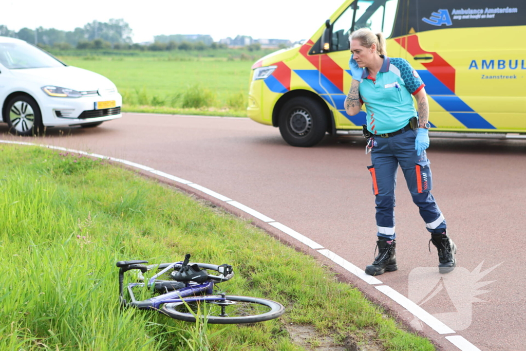 Racefietser en auto betrokken bij aanrijding