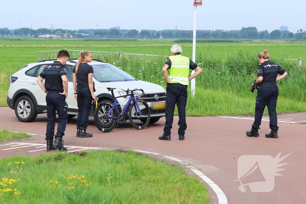 Racefietser en auto betrokken bij aanrijding