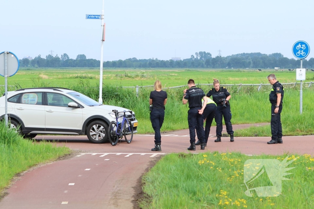 Racefietser en auto betrokken bij aanrijding