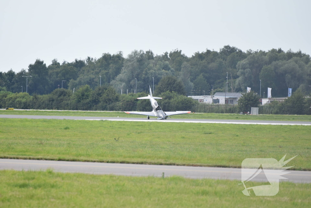 Problemen met neuswiel dwingt vliegtuig tot noodlanding