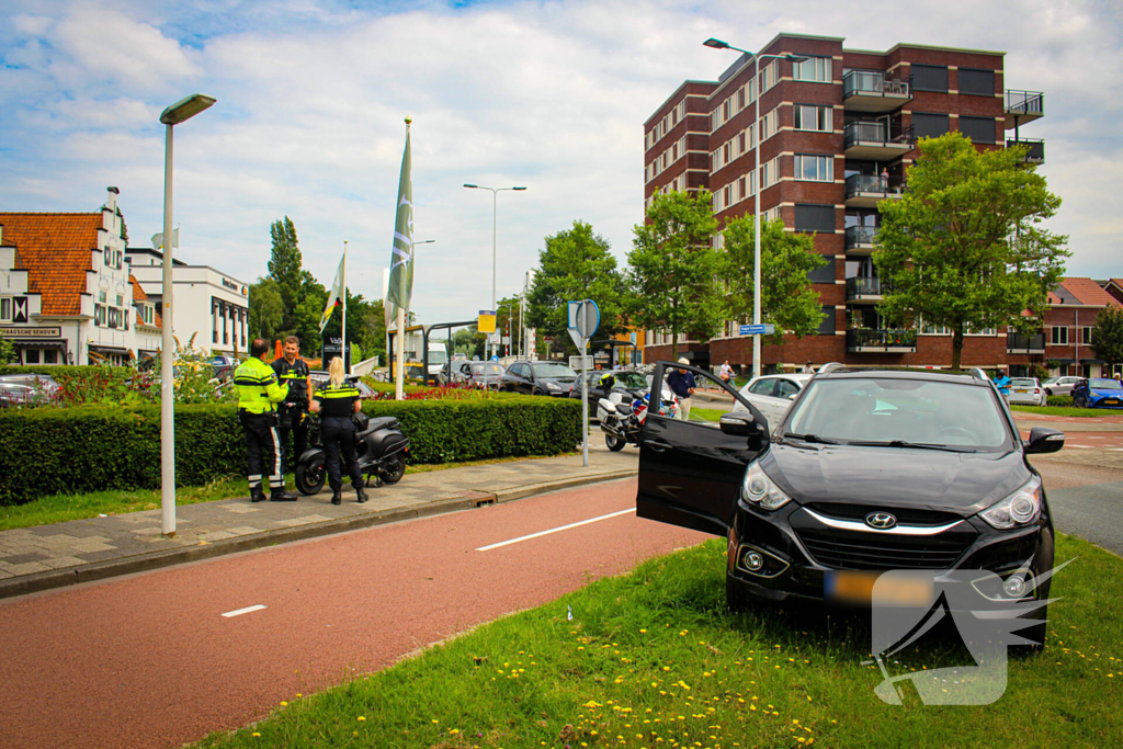 Scooterrijder gewond door botsing met auto op rotonde