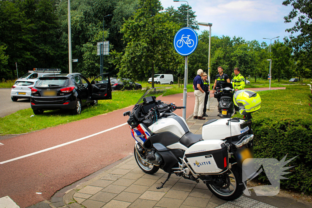 Scooterrijder gewond door botsing met auto op rotonde