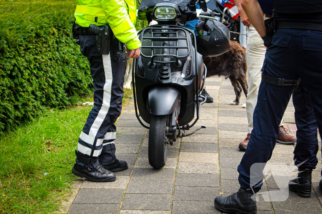 Scooterrijder gewond door botsing met auto op rotonde