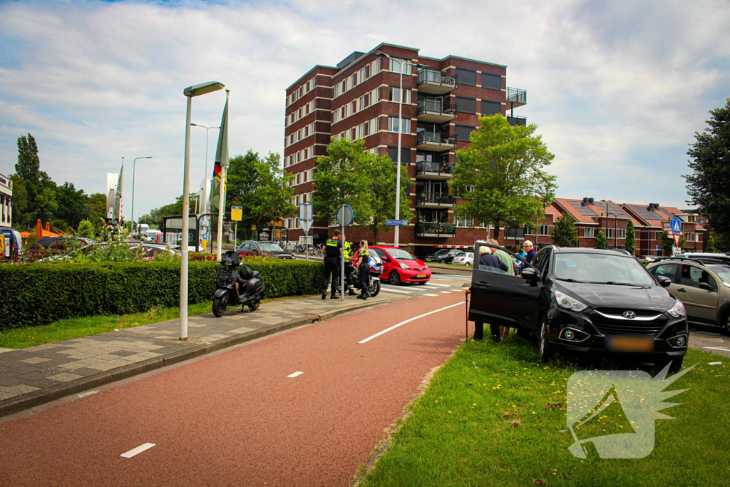 Scooterrijder gewond door botsing met auto op rotonde