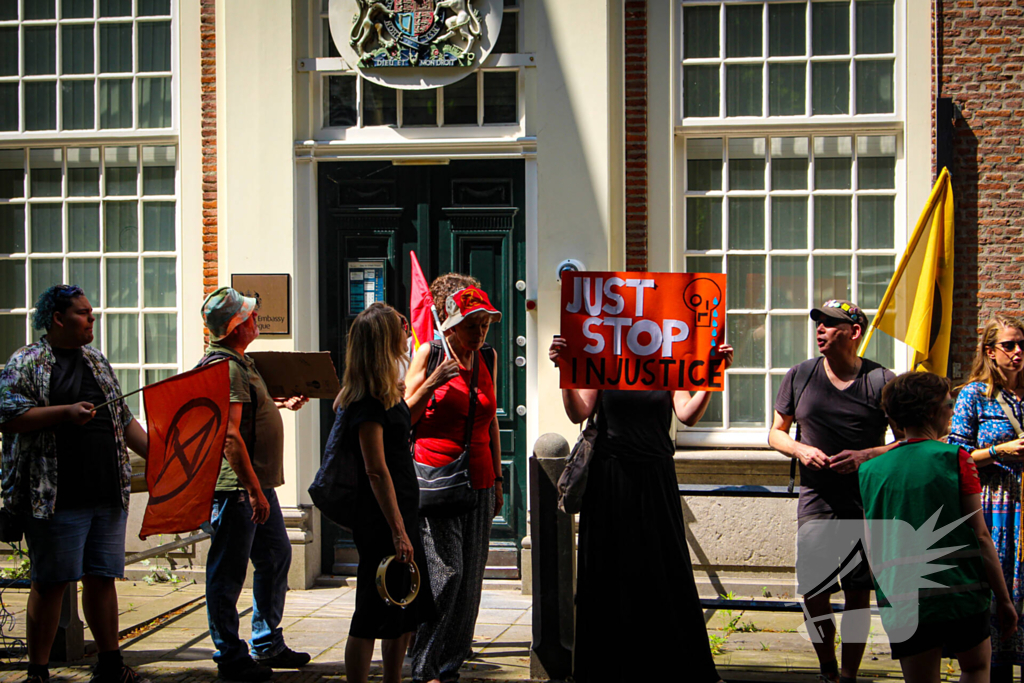 Extinction Rebellion demonstreert voor Britse Ambassade