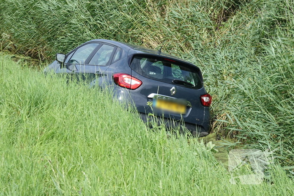 Automobiliste raakt te water