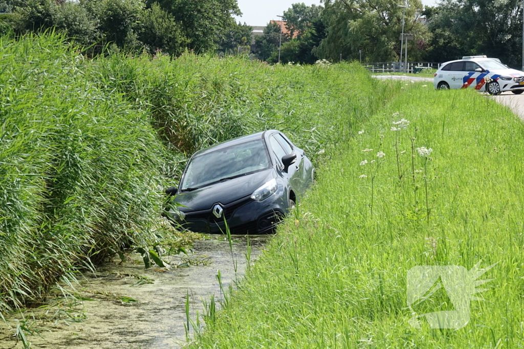 Automobiliste raakt te water