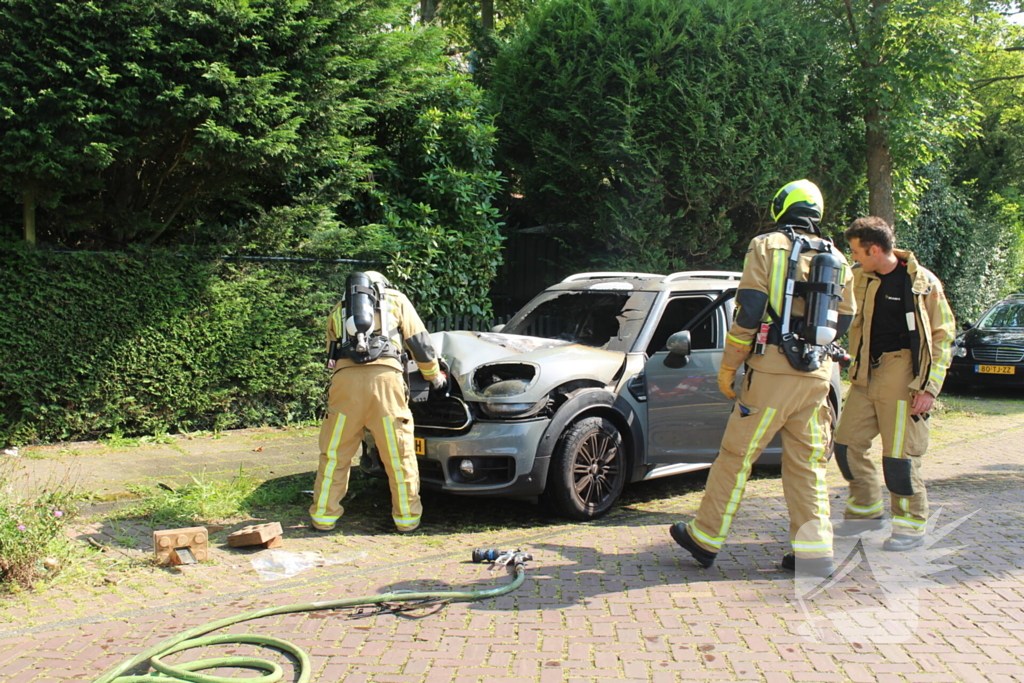 Personenauto vat al rijdend vlam