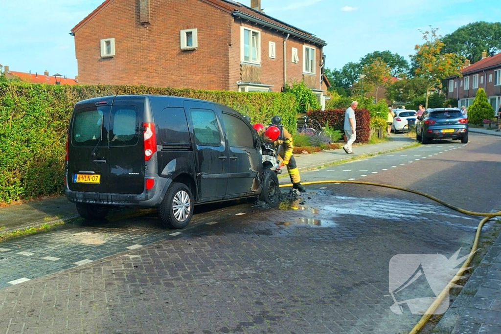 Bestelbus vliegt in brand