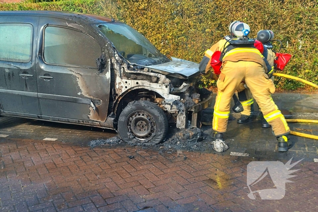 Bestelbus vliegt in brand