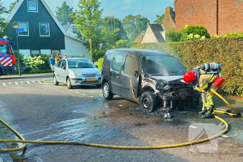 Bestelbus vliegt in brand