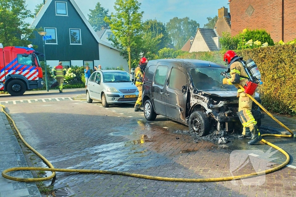 Bestelbus vliegt in brand