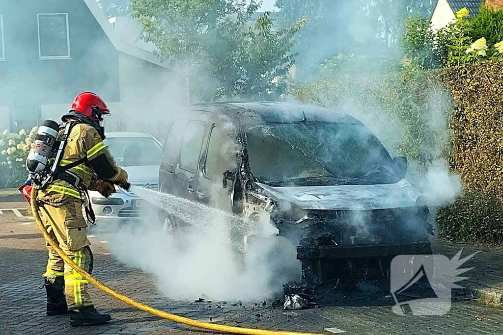 Bestelbus vliegt in brand