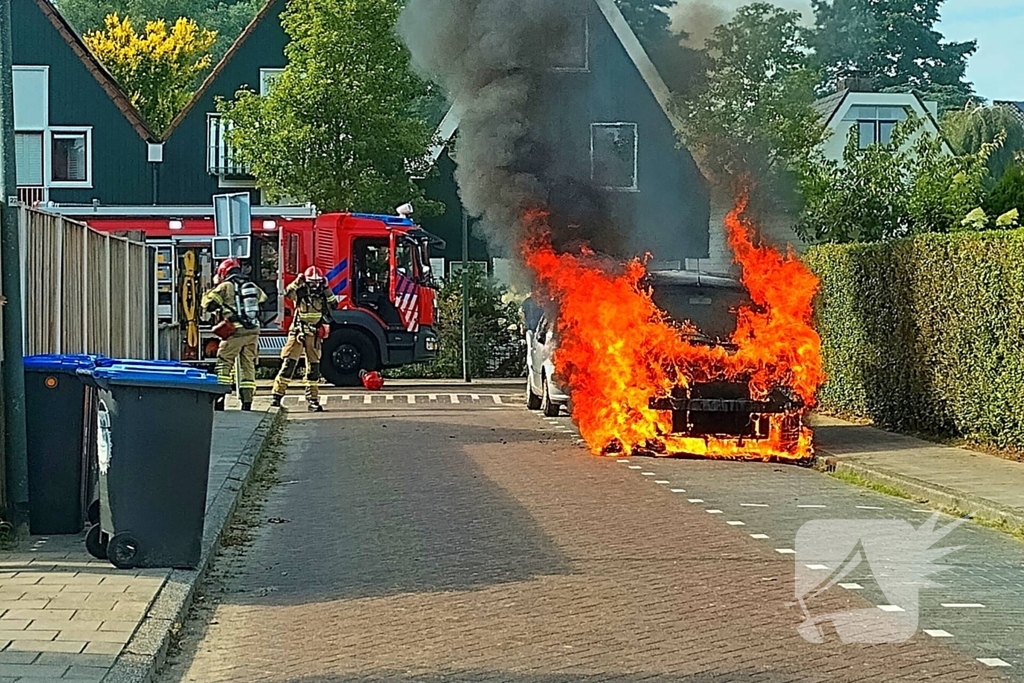 Bestelbus vliegt in brand