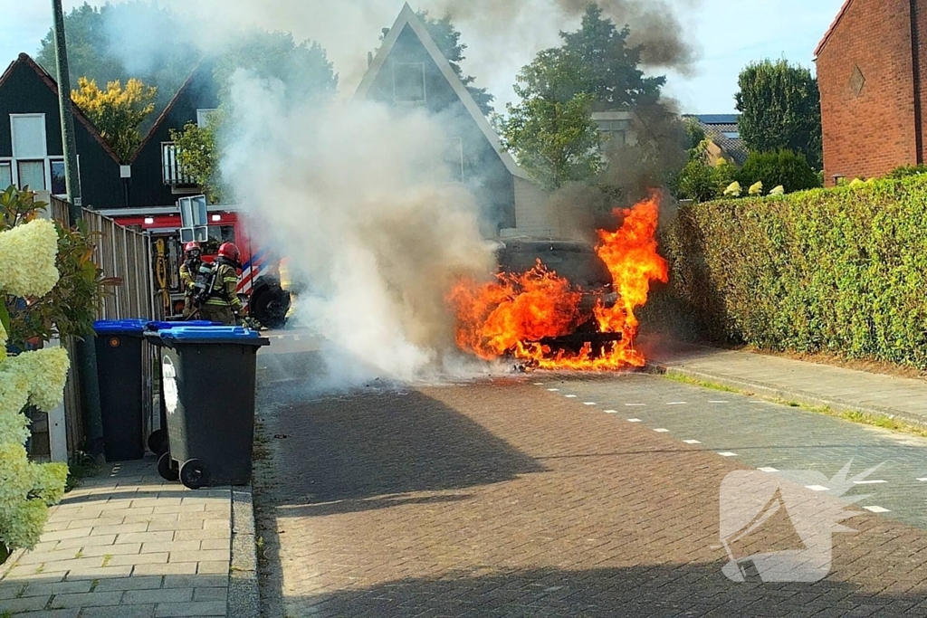 Bestelbus vliegt in brand