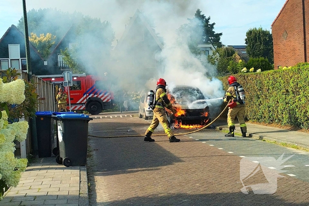 Bestelbus vliegt in brand