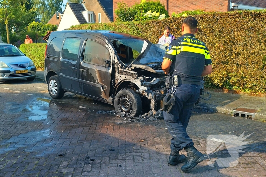 Bestelbus vliegt in brand