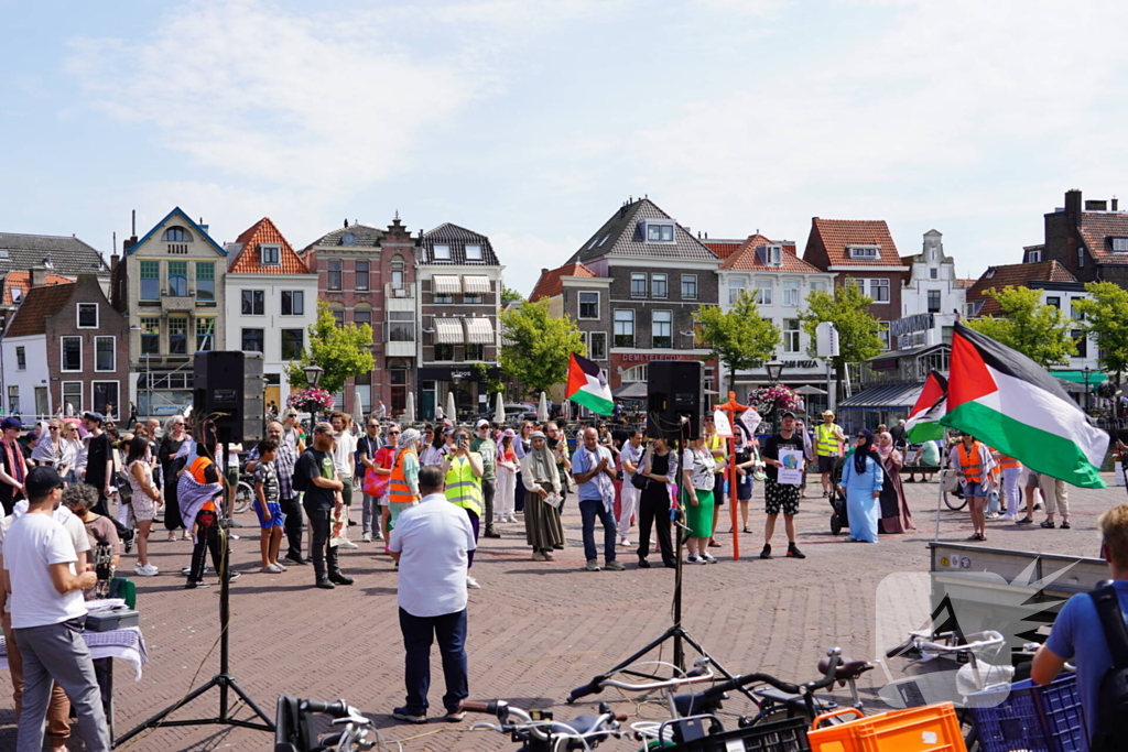 Grote groep mensen aanwezig bij pro-Palestina demonstratie