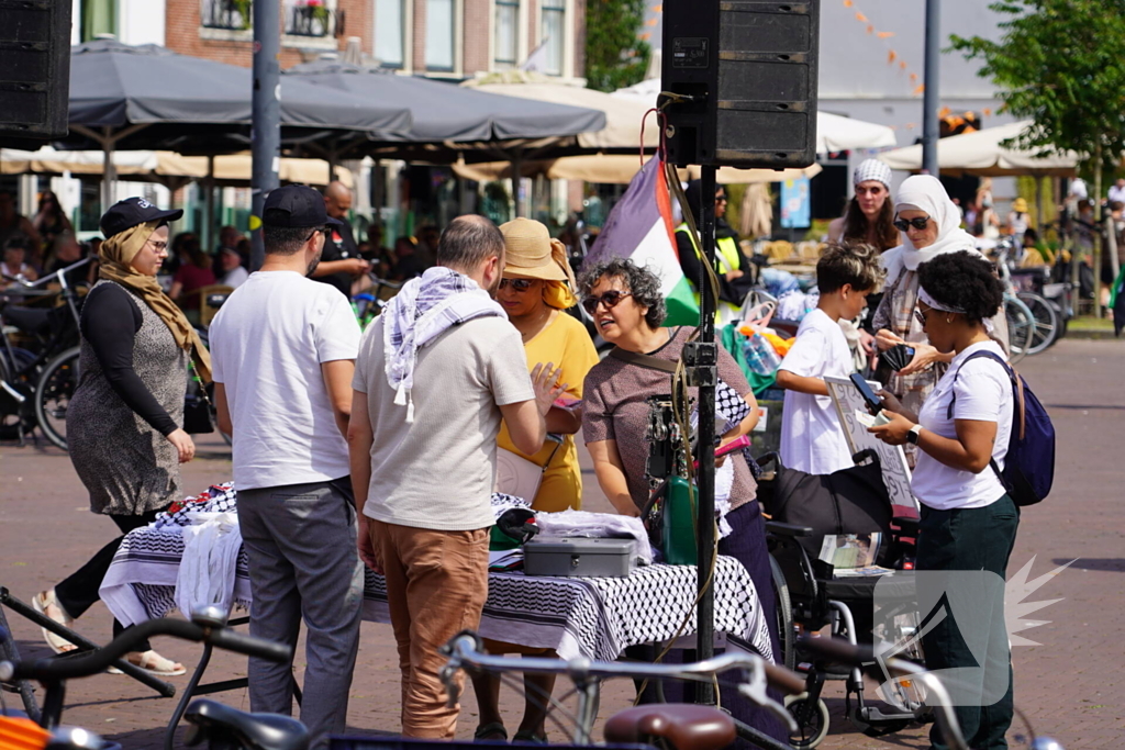 Grote groep mensen aanwezig bij pro-Palestina demonstratie