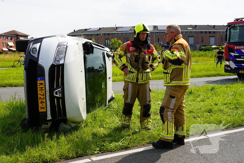 Oudere man belandt met auto op de zij