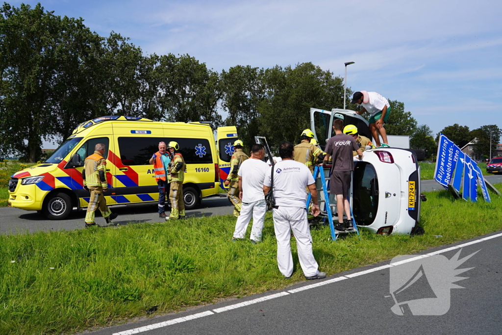 Oudere man belandt met auto op de zij