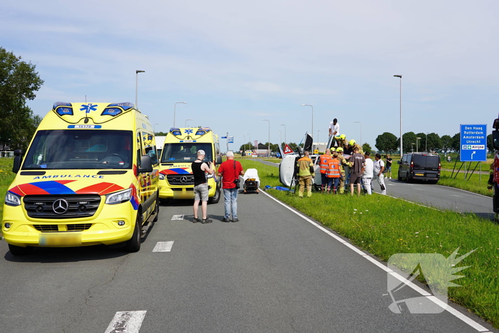 Oudere man belandt met auto op de zij