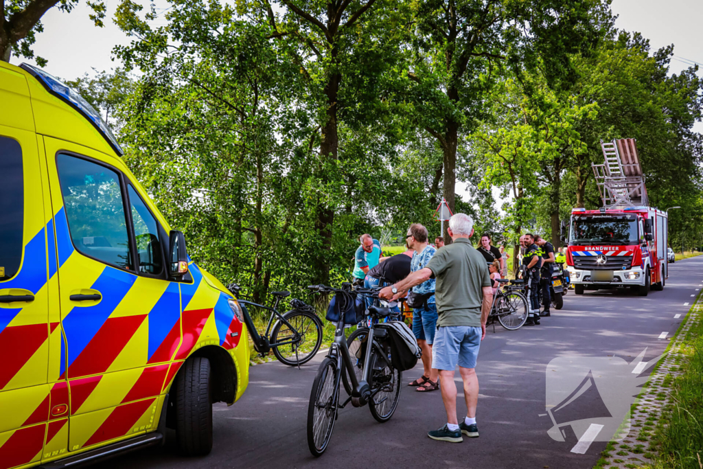 Hulpdiensten ingezet voor oudere-vrouw in sloot