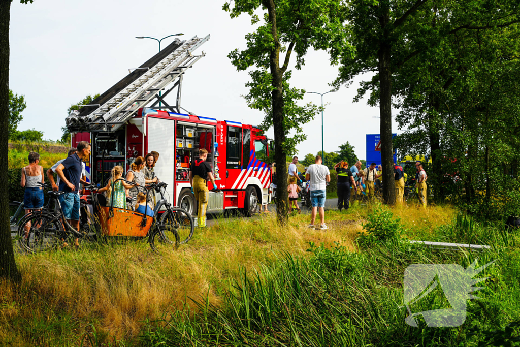 Hulpdiensten ingezet voor oudere-vrouw in sloot