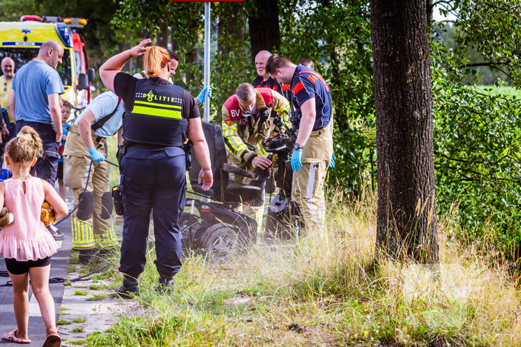 Hulpdiensten ingezet voor oudere-vrouw in sloot