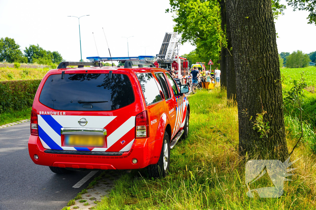 Hulpdiensten ingezet voor oudere-vrouw in sloot