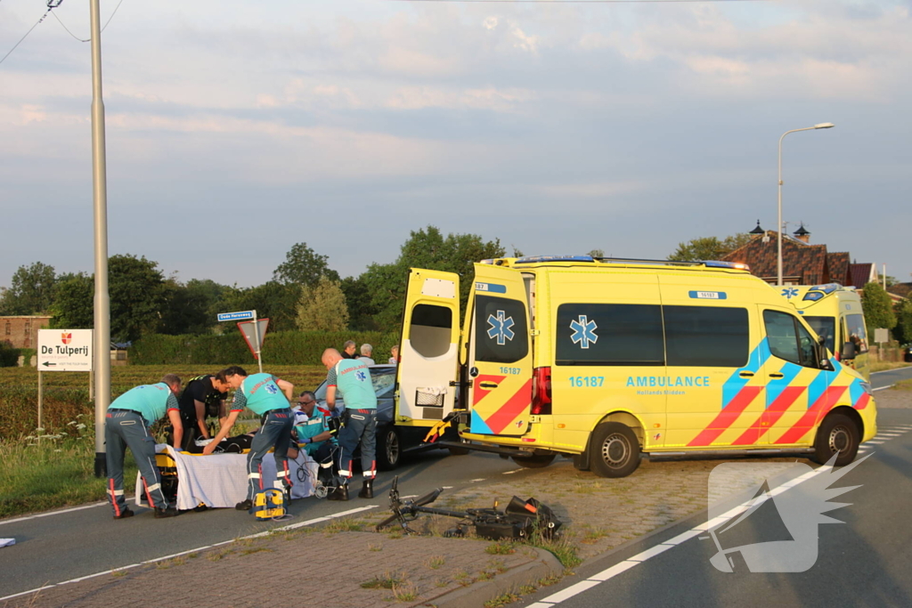 Fietser geschept door personenauto