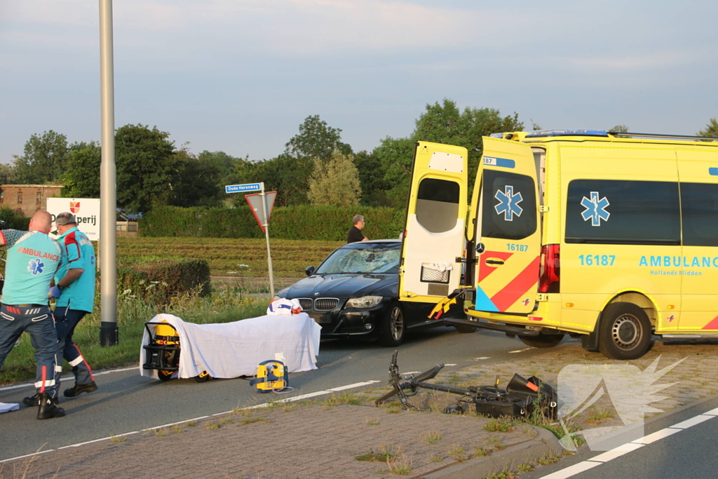 Fietser geschept door personenauto