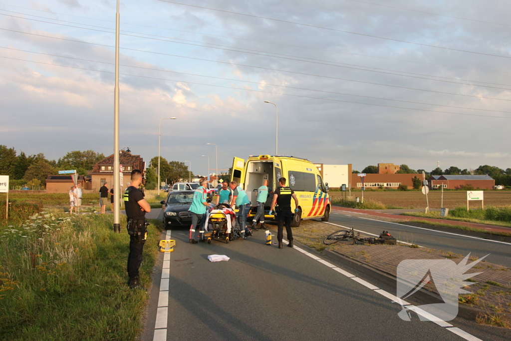 Fietser geschept door personenauto