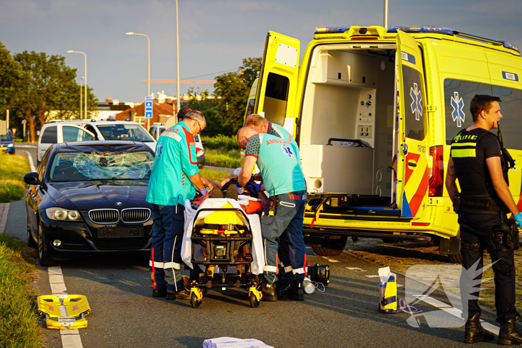 Fietser geschept door personenauto