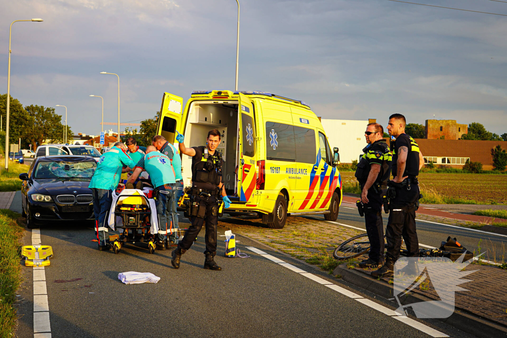 Fietser geschept door personenauto