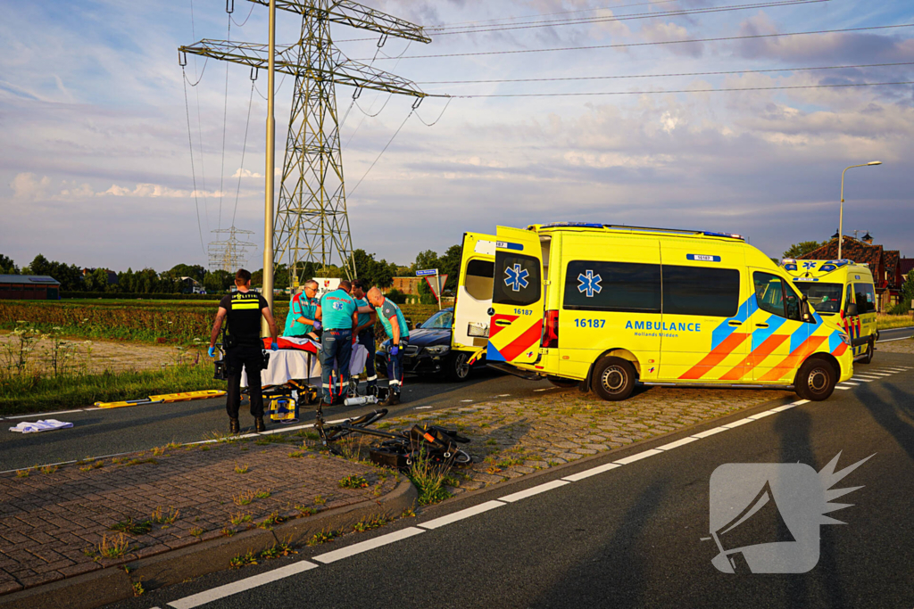 Fietser geschept door personenauto