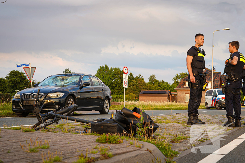 Fietser geschept door personenauto