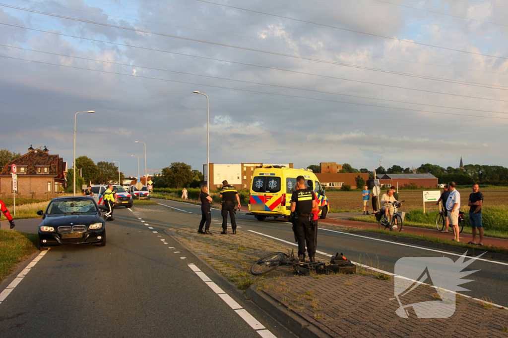 Fietser geschept door personenauto