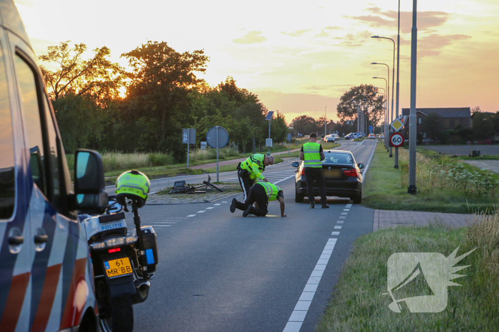 Fietser geschept door personenauto