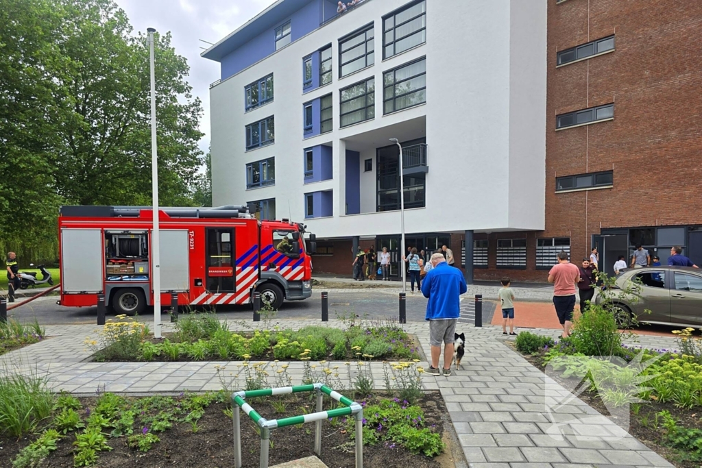 Brandweer ontruimd flatgebouw