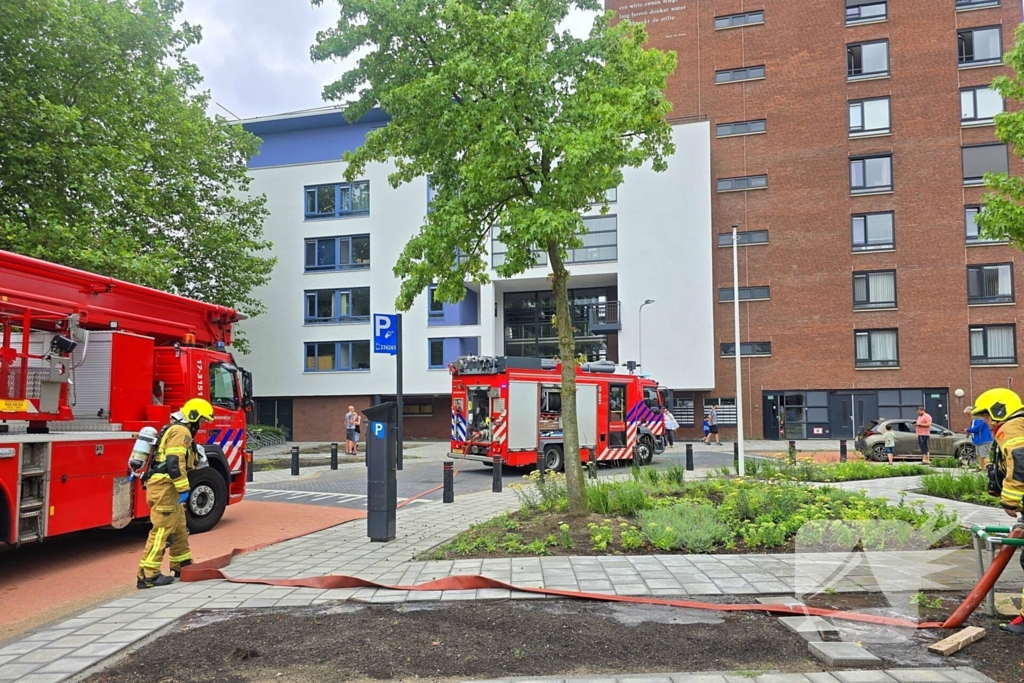 Brandweer ontruimd flatgebouw