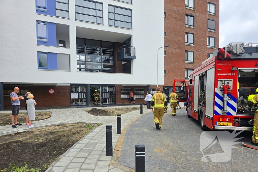 Brandweer ontruimd flatgebouw