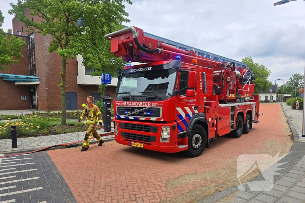 Brandweer ontruimd flatgebouw